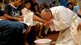 Maaliskuussa 2008 tuolloinen arkkipiispa Jorge Mario Bergoglio osallistui kiirastorstaina Buenos Airesissa köyhille ja huumeongelmaisille pidettyyn messuun.
