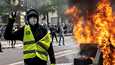Keltaliivien mielenosoitukset Ranskassa alkoivat elinkustannusten nousun takia. Muun muassa polttoaineiden hintoja vastaan nousseet keltaliivit aloittivat mielenosoituksensa rauhallisesti, mutta niiden luonne muuttui nopeasti. Kuvassa keltaliivinen mielenosoittaja Pariisissa 1. toukokuuta.