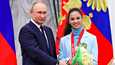 Hiihtotähti Veronika Stepanova oli huhtikuussa presidentti Vladimir Putinin vieraana Kremlissä. Stepanova on tukenut Putinia julkisuudessa Ukrainan sodan alkamisen jälkeenkin.