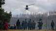 Puolalainen helikopteri valvoi Valko-Venäjän puolella rajaa olevia siirtolaisia maanantaina.