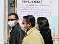 Sikainfluenssan säikäyttämät ihmiset suojasivat itsensä Meksiko Cityssä.