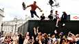 Mies hyppäsi väkijoukkoon Piccadilly Circuksen maisemissa sunnuntaina ennen EM-finaalia Italia-Englanti.