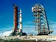 Apollo 11:n kantoraketti Saturn V lähtötelineissä.