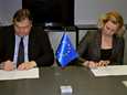 Evangelos Venizelos ja Jutta Urpilainen allekirjoittivat sitoumuksen euroryhmässä sovittuun vakuusjärjestelyyn helmikuussa.