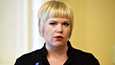 Perhe- ja peruspalveluministeri Annika Saarikon mielestä mukaan naisten sukupuolielinten silpominen olisi syytä erikseen mainita rikoslaissa.