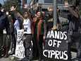 Kyproksella osoitettiin maanantaina mieltä viikonlopun päätöksistä.