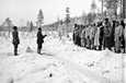 Jouluaattona 1939 Kollaanjoella otettu kuva sotilaspappi Rantamaan jouluhartaudesta on tunnetuimpia talvisodan kuvia. Rantamaan takana Aarne Juutilainen.