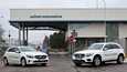 Uudessakaupungissa valmistetut Mercedes-Benz A- ja GLC-mallit Valmet Automotiven tehtaan portin edessä.