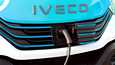 Iveco eDailyn latausliitin on maskissa, mutta lähes kaikki muu sähköauton tekniikka on runkopalkkien välissä.