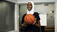 Kolmetoistavuotias Duaa Anshur Aden harjoitteli koripallojoukkueensa WB Pantterien kanssa Kurkimäen liikuntapuiston pienessä rakennuksessa Helsingissä.