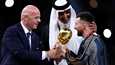 Qatarin emiiri Hamim bin Hamad al-Thani ja Fifan pääsihteeri Gianni Infantino ojensivat Lionel Messille MM-pokaalin ja bisht-kaavun.