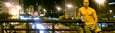 Björn Brogin nettisivuille lähetetyissä kuvissa esittelee kalsareita muun muassa Andre Rion öisellä kadulla.