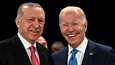 Turkin Recep Tayyip Erdogan ja Yhdysvaltain Joe Biden kuvattuna Madridissa Naton huippukokouksessa-
