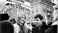 Björn Wahlroos ja Leif Salmén Helsingissä Esplanadin puistossa Teiniliiton mielenosoituksessa opetushallitusta vastaan vuonna 1969. 