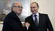 Sepp Blatter (vas.) ja Vladimir Putin paiskasivat kättä vuonna 2015.