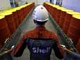 Shellin työntekijä seisoo öljytynnyreiden edessä Toržokin-tehtaalla Venäjällä.
