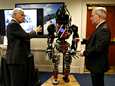 Yhdysvaltain asevoimien tutkimusorganisaatio Darpan Brad Tousley esitteli puolustusministeri Chuck Hagelille (vas.) Atlas-robottia Pentagonissa viime vuonna
