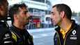 Bakun F1-kisa meni Renault-tallilta ihan penkin alle. Daniel Ricciardolla (vas.) ja tallipäällikkö Cyril Abiteboulilla (oik.) riitti keskusteltavaa.