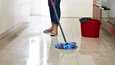 Kotisiivoojan mukaan moni suomalainen pesee lattiat liian hapokkaan aineen kanssa.