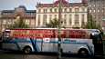 Japi-Matkojen mielenosoitusbussi ajoi keskiviikkona Helsingissä muun muassa Tehtaankadulla Venäjän suurlähetystön ohi ja oli pysäköitynä Ateneumin luona.