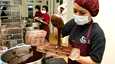 Suklaata muottiin: makeistehtaan työntekijä valmistaa konvehteja Indonesiassa.