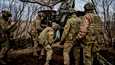 Ukrainalaissotilaat lataavat 152-millistä Msta-B-kenttätykkiä lähellä Bahmutia ja etulinjaa 2. maaliskuuta 2023.