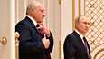 Это был походный порядок, когда президенты вышли к прессе в Минске. Сначала Владимир Путин, за ним – Александр Лукашенко
