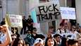 Runsaasti mielenosoittajia kokoontui keskiviikkona Los Angelesin kaupungintalolle ilmaisemaan mielipiteensä Donald Trumpin valinnasta Yhdysvaltain seuraavaksi presidentiksi.