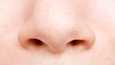 Nenänympärysiho on yksi kasvojen herkimpiä kohtia ja reagoi siksi niin kovin viilentyneisiin keleihin sekä lämmityksestä kuivuneeseen sisäilmaan.
