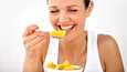 Hedelmät ovat terveellisiä, mutta voivat käyvät hampaille. Hedelmien ja marjojen eroosiota aiheuttavaa vaikutusta voi torjua syömällä niitä jogurtin kera.