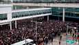 Tuhannet mielenosoittajat täyttivät Barcelonan kansainvälisen lentokentän. Myös lentoliikenne häiriintyi pahoin.