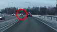 Pieni henkilöauto poukkoili holtittomasti valtatie 8:n mutkassa Porissa.