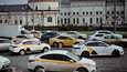 Yksinomaan Moskovassa asiakkaita palvelee noin 70 000 taksiautoa.