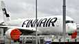 Finnairin Airbus A350 XWB -kone parkissa Helsinki-Vantaalla keväällä.