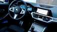 Uudella BMW 3:lla peruutus ilman ohjailua onnistuu kytkemällä vaihteenvalitsimesta pakin ja painamalla kosketusnäytöstä peruutusavustimen kuvaketta.