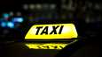 Henkilö joka syyllistyy liikenteen palveluluista annetun lain 246 a § mukaisesti taksinkuljettajan kokeessa vilpilliseen toimintaan, asetetaan kuuden kuukauden määräaikaiseen kieltoon osallistua taksinkuljettajan kokeeseen.