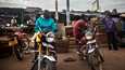 Ugandan Kampalassa moottoripyörätakseja on kielletty kuljettamasta ihmisiä koronaepidemian vuoksi.