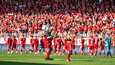Union Berlinin joukkue ja maskotti kiittivät kannattajia lauantaina Leverkusen-ottelun jälkeen.
