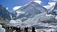 Mount Everest 27. huhtikuuta 2014. Kuvan kiipeilijät eivät liity jutun tapaukseen.