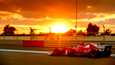 Kimi Räikkönen ratsastaa Maranellon punaisella orilla kohti auringonlaskua.