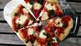 Margherita-pizzan täytteiksi riittää hyvä tomaattikastike ja mozzarellajuusto.