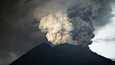 Balin Agung-tulivuori puski taivaalle vulkaanista tuhkaa maanantaina.