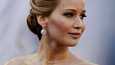 Näyttelijä Jennifer Lawrencen rennosta ja yksinkertaisesta nutturasta voi ottaa mallia. Sen sijaan tumman silmämeikin voi jättää vähemmälle.