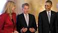 Presidentti Sauli Niinistön jutut näyttivät naurattavan presidentti Barack Obamaa ja Tanskan pääministeri Helle Thorning-Schmidtia (vas.).