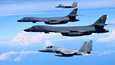 Japanin F-15 -hävittäjät ilmasotaharjoituksessa Yhdysvaltojen B-1B Lancer -pommikoneen kanssa Japanin vesialueilla 9. syyskuuta 2017.