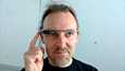 Google Glass -lasit käytössä, toimittajalla sormi hipaisuohjaimella. (Klikkaa suuremmaksi.)