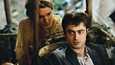 Harry Potter -sarjan päätähti Daniel Radcliffe (oik.) näyttelee hullussa komediassa ruumista. Paul Dano näyttelee autiolle saarelle haaksirikkoutuvaa Hankia.