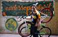 Italialainen polkupyörälähetti Lorenzo Baldarelli ansaitsee 350 euroa kuussa. Yliopistotutkinnon suorittanut mies hankkii lisätuloja kirjoittamalla.