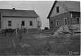 Simo Häyhän kotitalo pian sen jälkeen, kun suomalaiset olivat vallanneet Ilmeen kylän takaisin elokuun alussa 1941. Simon vasemmalla sijaitsevan kotitalon pihaan oli kaivettu konekivääripesäke, jonka tuliaukkoja näkyy oikealla. Lisäksi pihaan oli siirretty toinen talo.