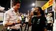 Toto Wolff ja Lewis Hamilton kuvattuna Saudi-Arabian GP:n yhteydessä.